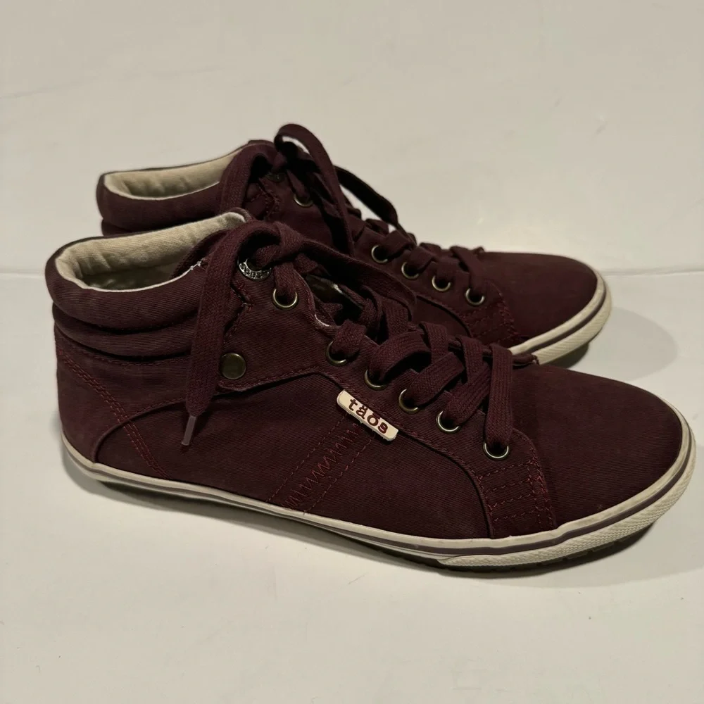 Taos Top Star Distressed Bordeaux Sneaker Size 7.5